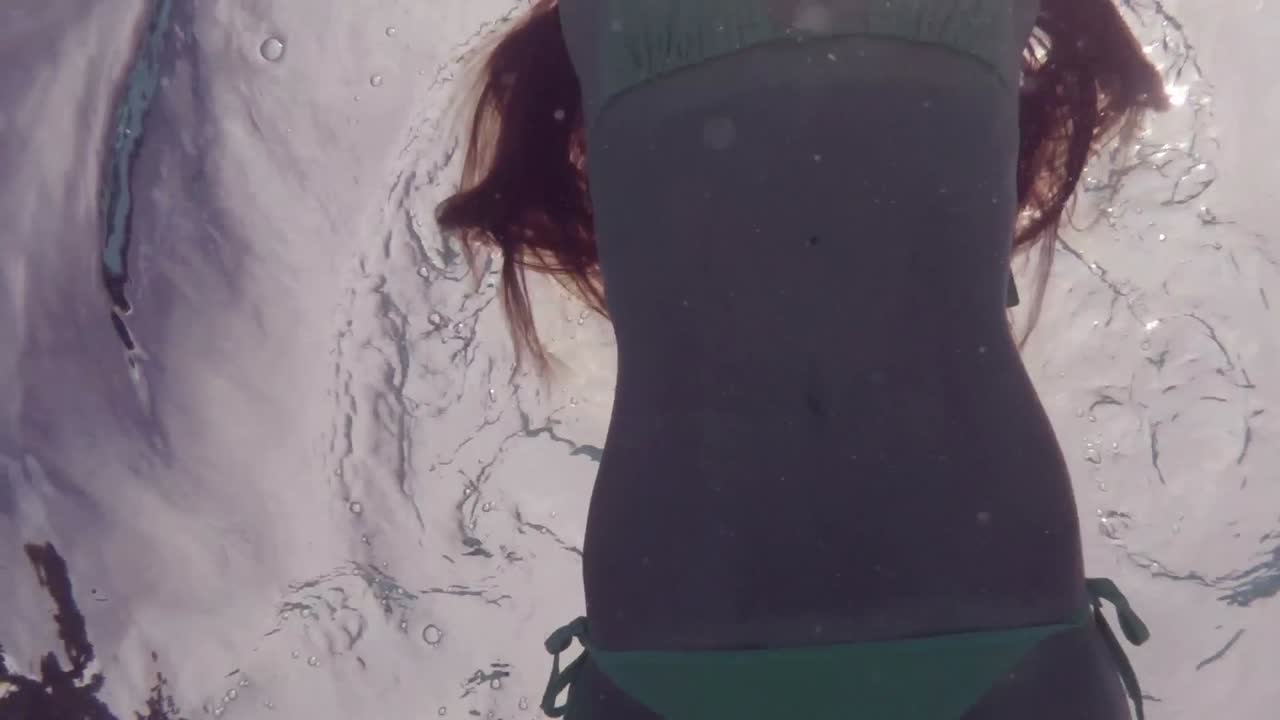 수영장 에서 수영 하는 건강 한 여자