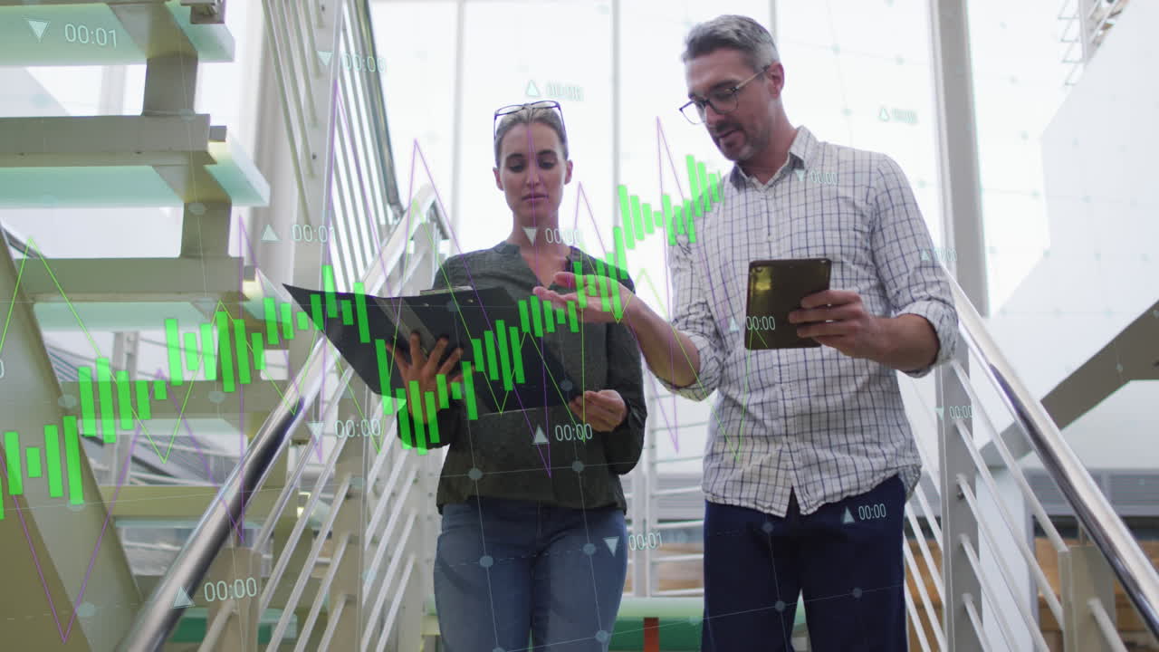 animación del procesamiento de datos financieros sobre diversas personas de negocios en la oficina