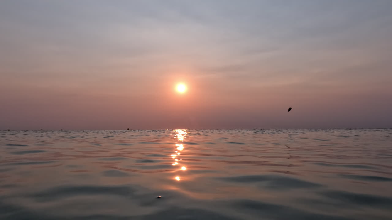 바다 위에 해가 지는 것