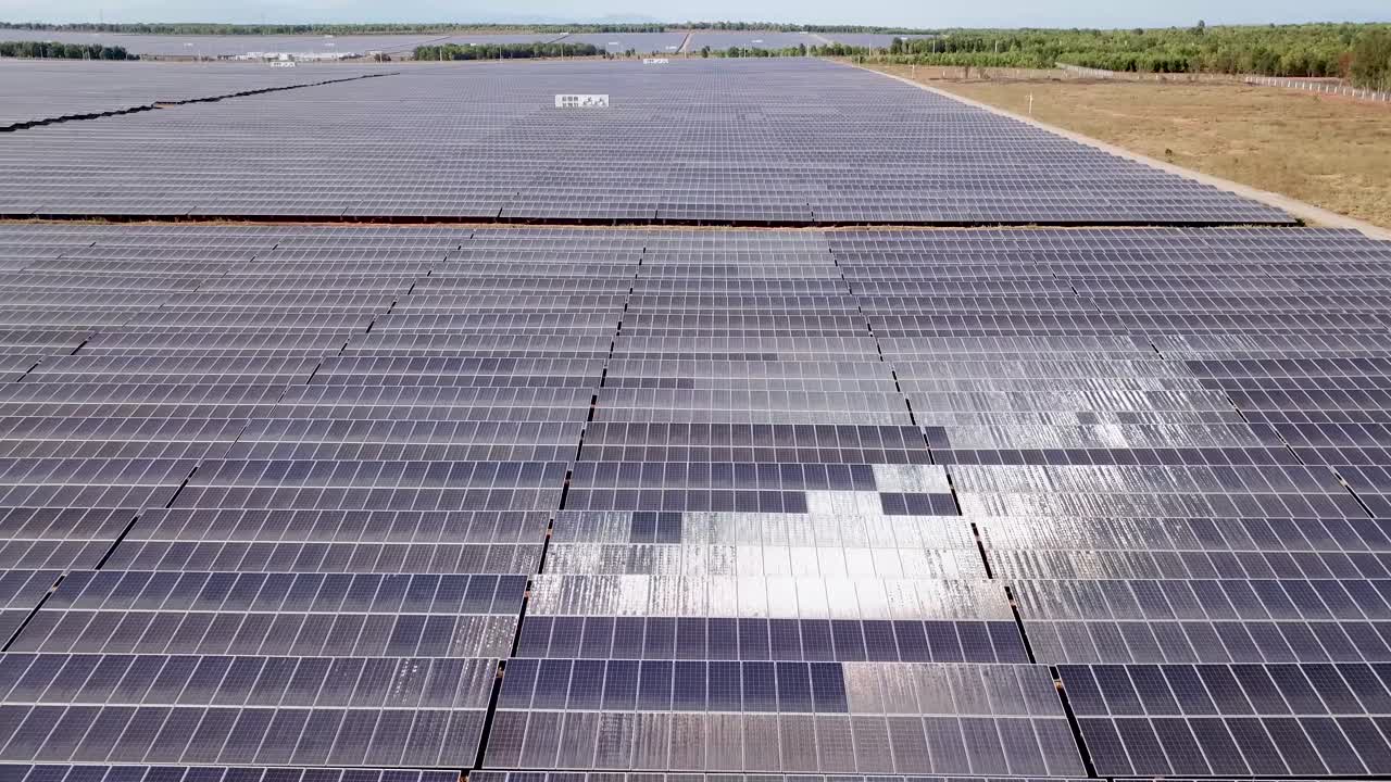 interminables campos de paneles solares en vietnam, durante un día soleado