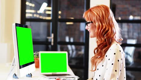 Businesswoman-working-on-computer