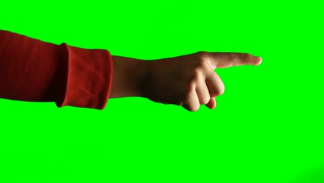 la mano de una mujer fingiendo usar una pantalla invisible