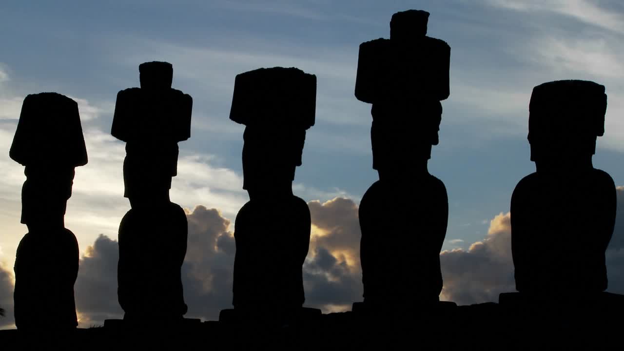 구름이 이스터 섬 조각상 뒤로 이동