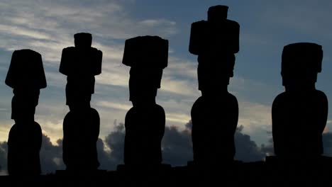 Wolken-Bewegen-Sich-Hinter-Statuen-Der-Osterinsel