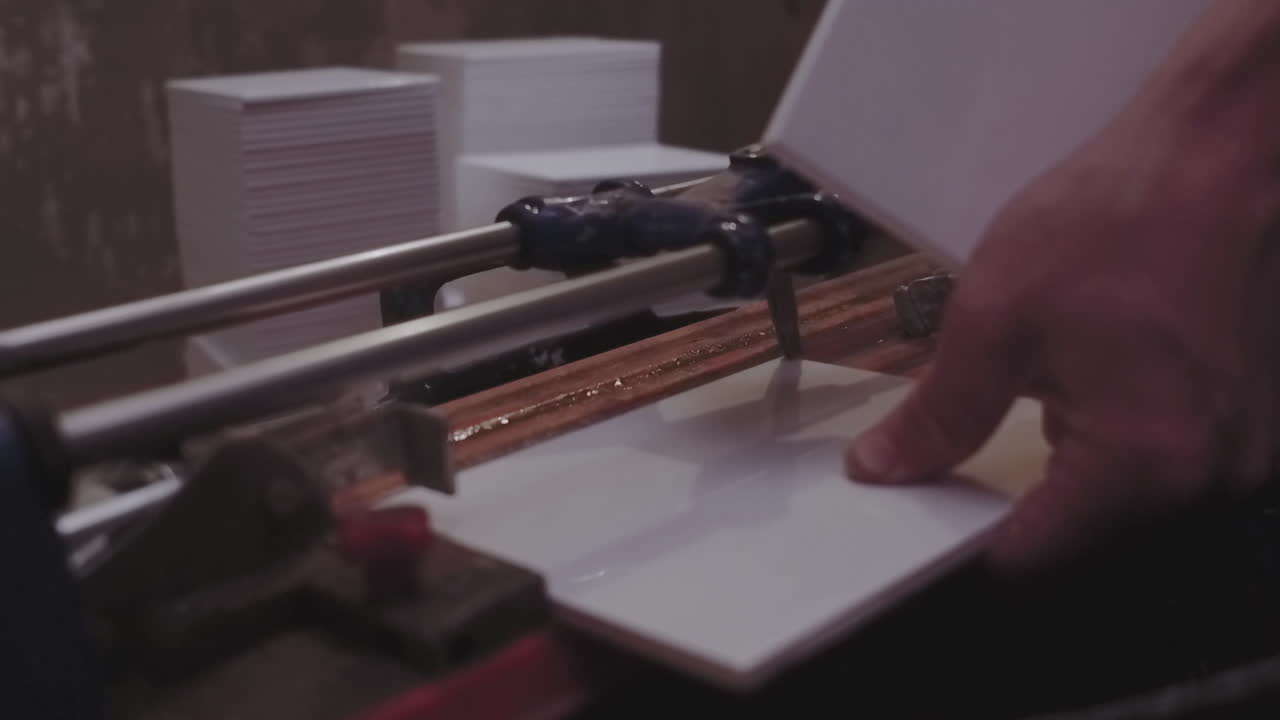 резка плитки при ремонте ванной комнаты