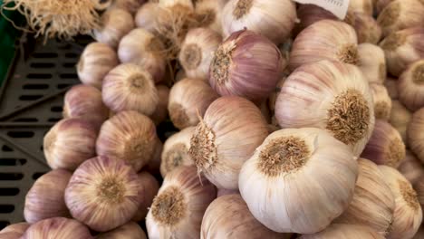 Nahaufnahme-Von-Knoblauch-Auf-Schwarzem-Hintergrund-Im-Mercado-De-Cascais