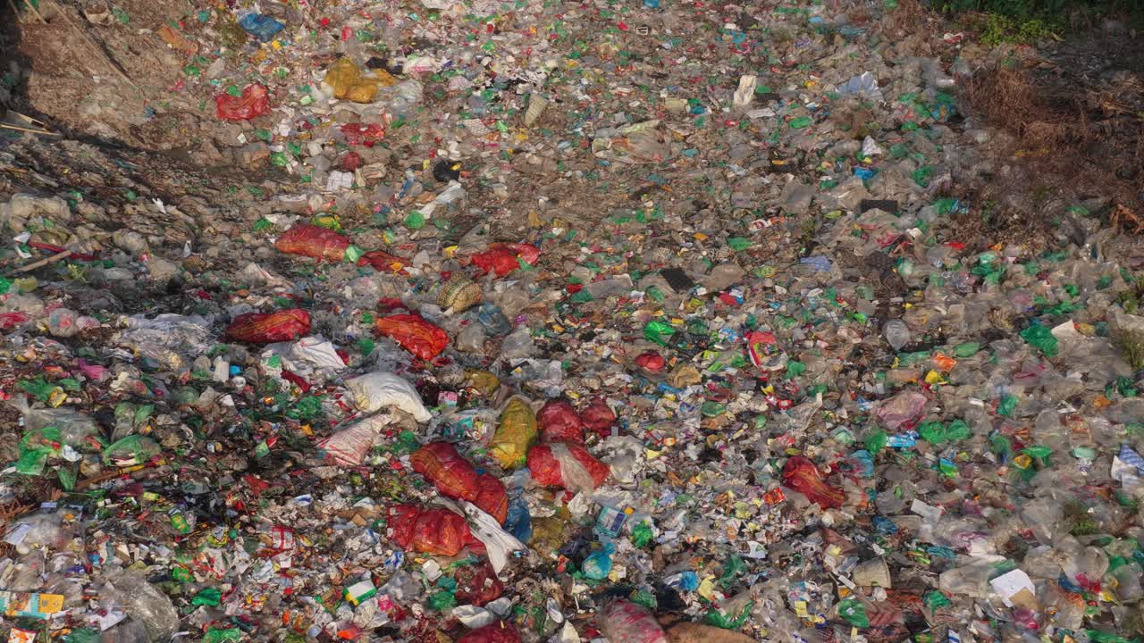 Fiume inquinato con rifiuti di plastica che evidenzia la crisi ambientale globale