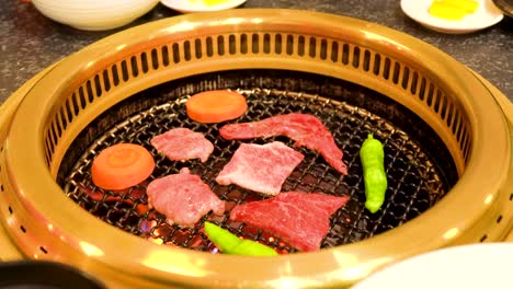 Barbecue-Rindfleisch-Und-Gemüse-Im-Restaurant,-Nagoya,-Japan