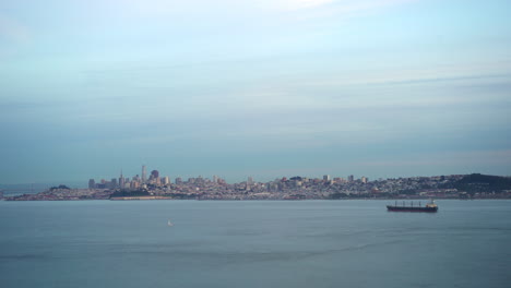 Skyline-Von-San-Francisco-Mit-Segelboot-Und-Bohrinsel-An-Einem-Trüben,-Bewölkten-Nachmittag