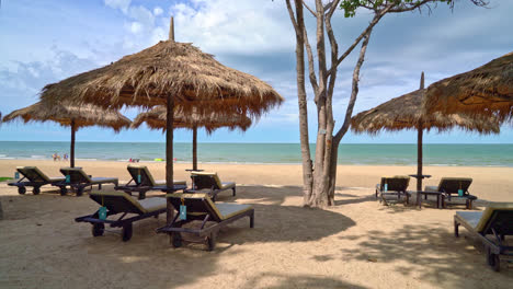 sombrilla y silla de playa con palmeras de coco y fondo de playa y cielo azul - vacaciones y vacaciones