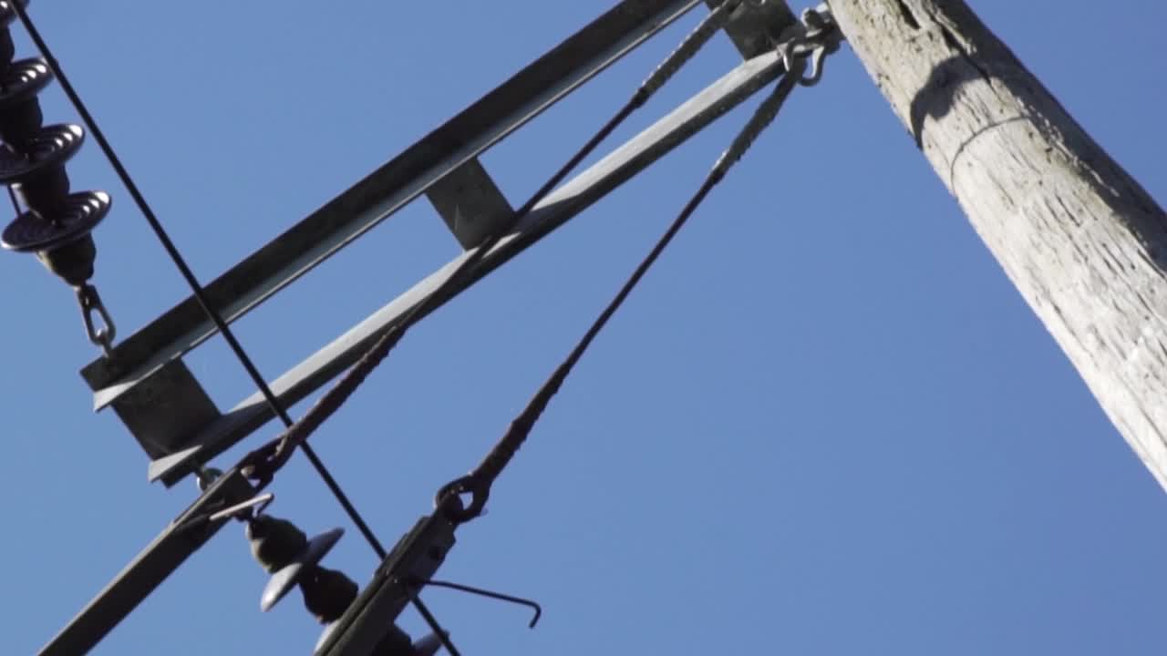 primer plano de los componentes eléctricos de un pilón