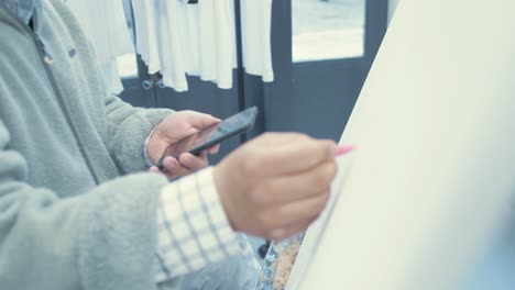 artista en galería comienza obras de arte en lienzo en blanco.