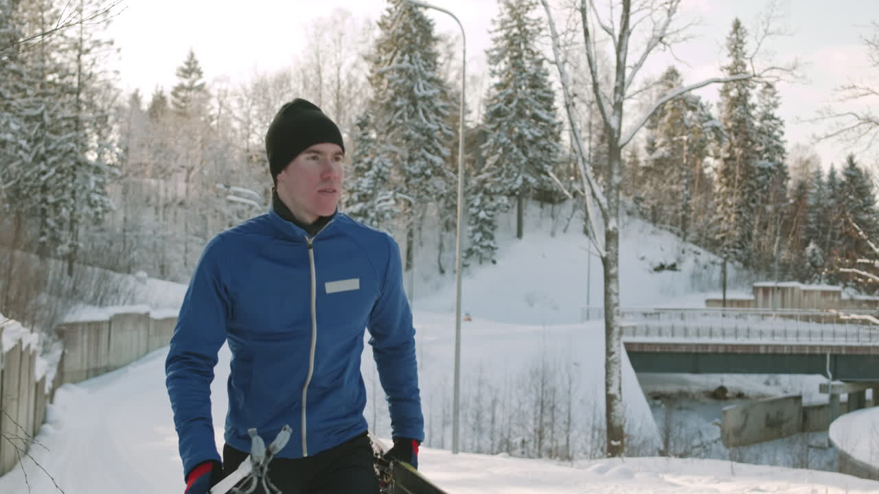 눈 인 풍경 에서 크로스컨트리 스키 를 타는 사람