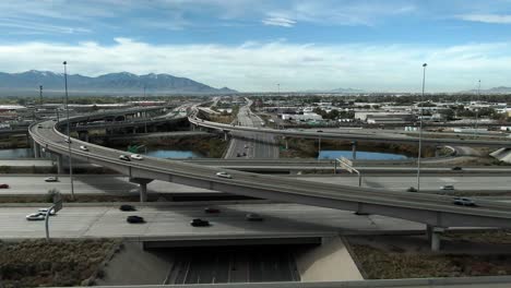 Increíble-Toma-Aérea-Que-Pasa-Sobre-La-Autopista-I15-Y-La-Intersección-De-21-South-Street-En-Salt-Lake-City,-Utah