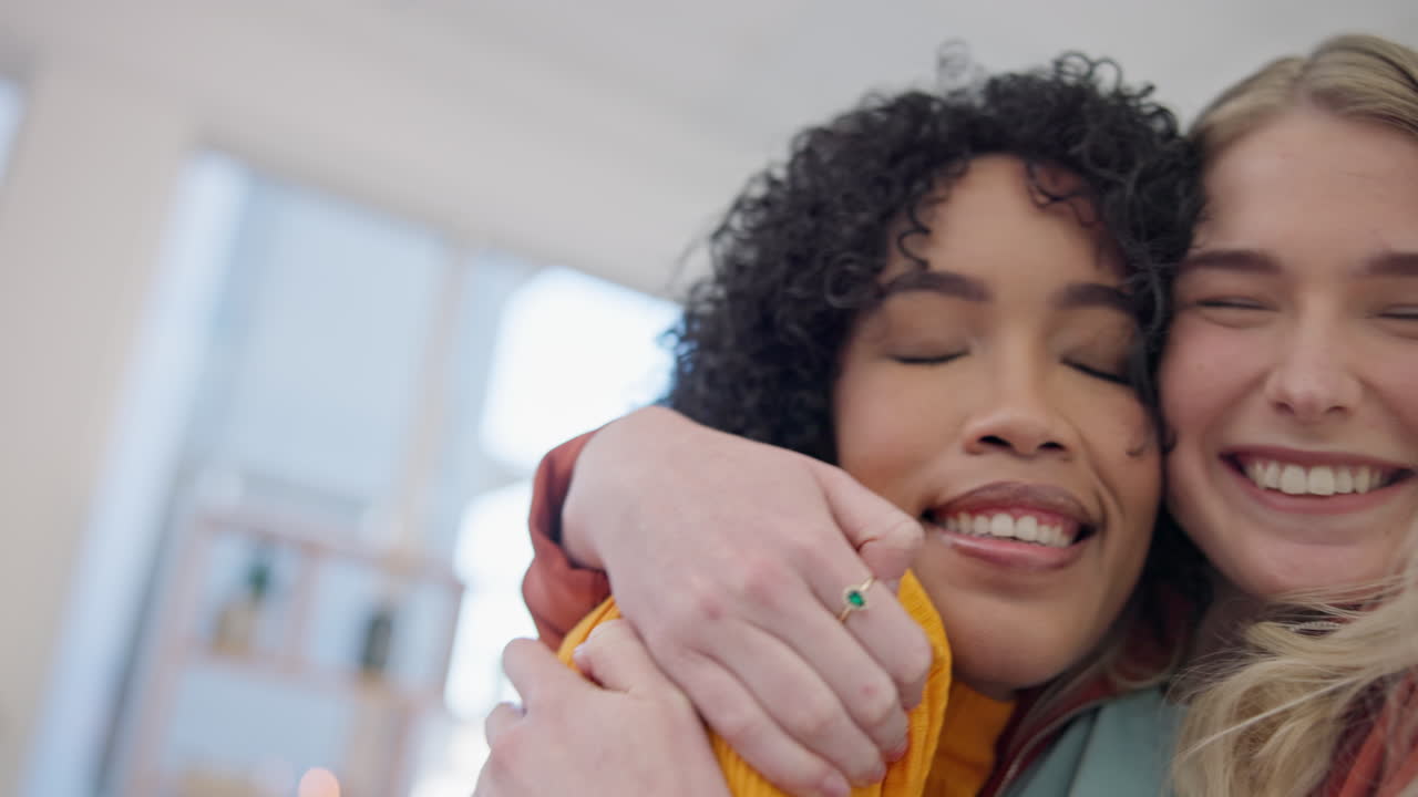 amigos, abrazos y la cara de las mujeres en casa