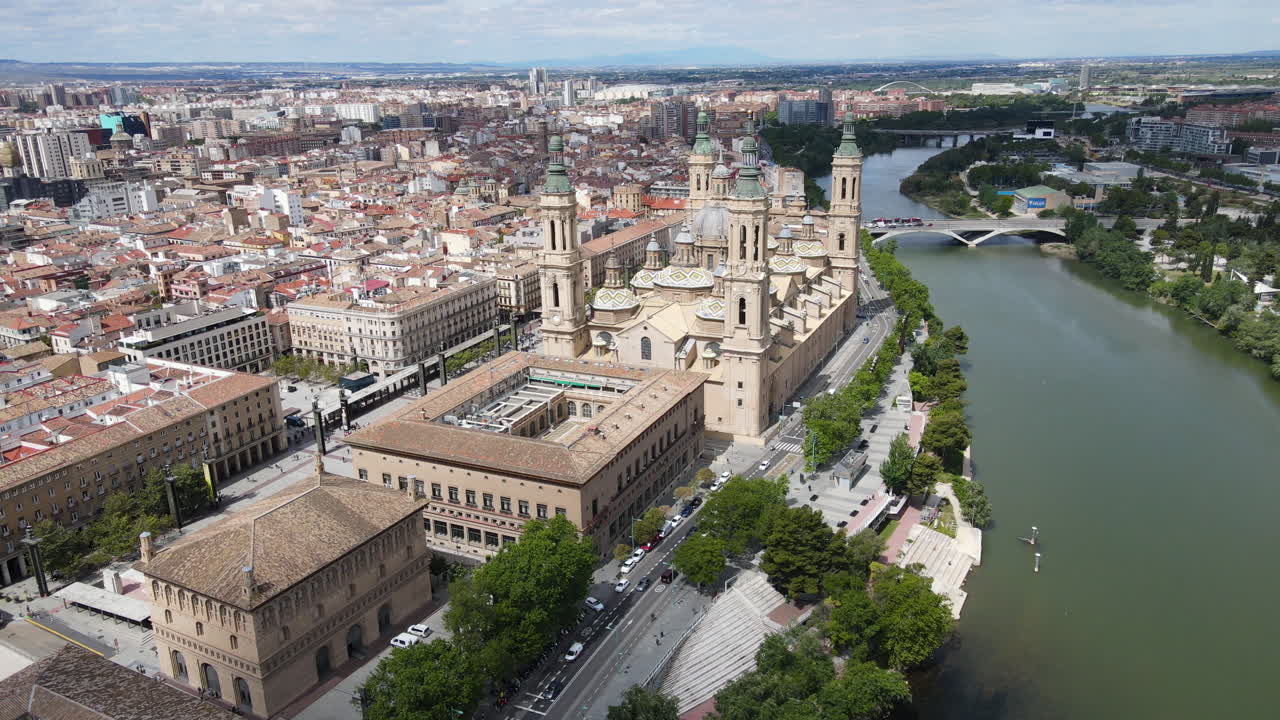 Panorama del centro città di Saragozza con vista sul fiume Ebro, in Aragona, Spagna
