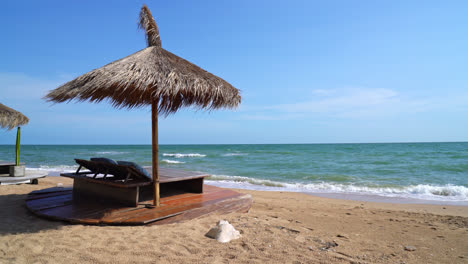 silla de playa en la playa con fondo de mar y cielo azul