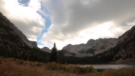 Un-Lapso-De-Tiempo-Del-Día-Que-Pasa-Durante-El-Otoño-A-Gran-Altura-En-Los-Picos-Españoles-En-Montana