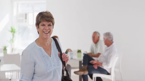 Glückliche-Kaukasische-ältere-Frau,-Die-Zeit-Vor-Ihrem-Gesellschaftstanzkurs-Verbringt