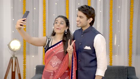pareja india haciendo clic en selfies en diwali