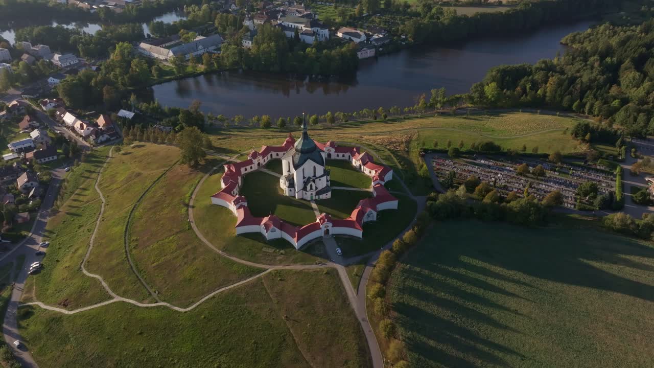 Inquadratura aerea della Chiesa di San Giovanni Nepomuceno con ampi prati aperti.