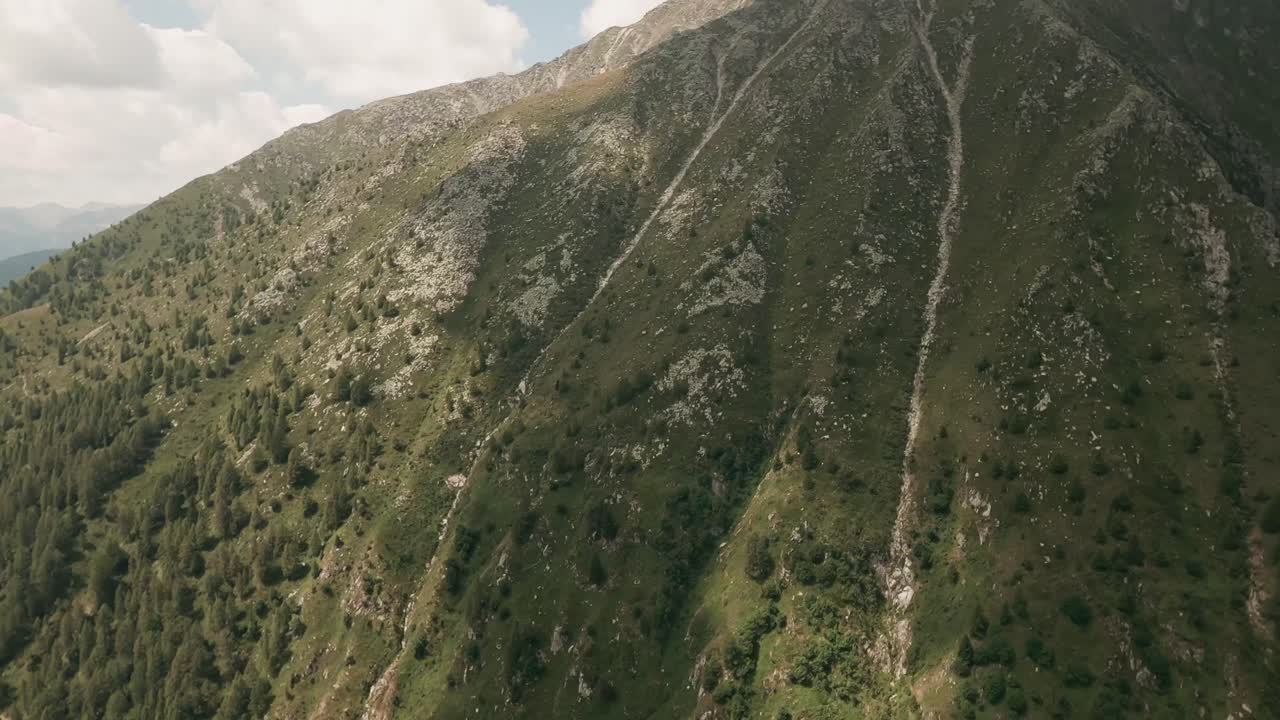 el dron fpv se está acercando a la montaña feldspitz cerca del área de gitschberg en jochtal en italia.