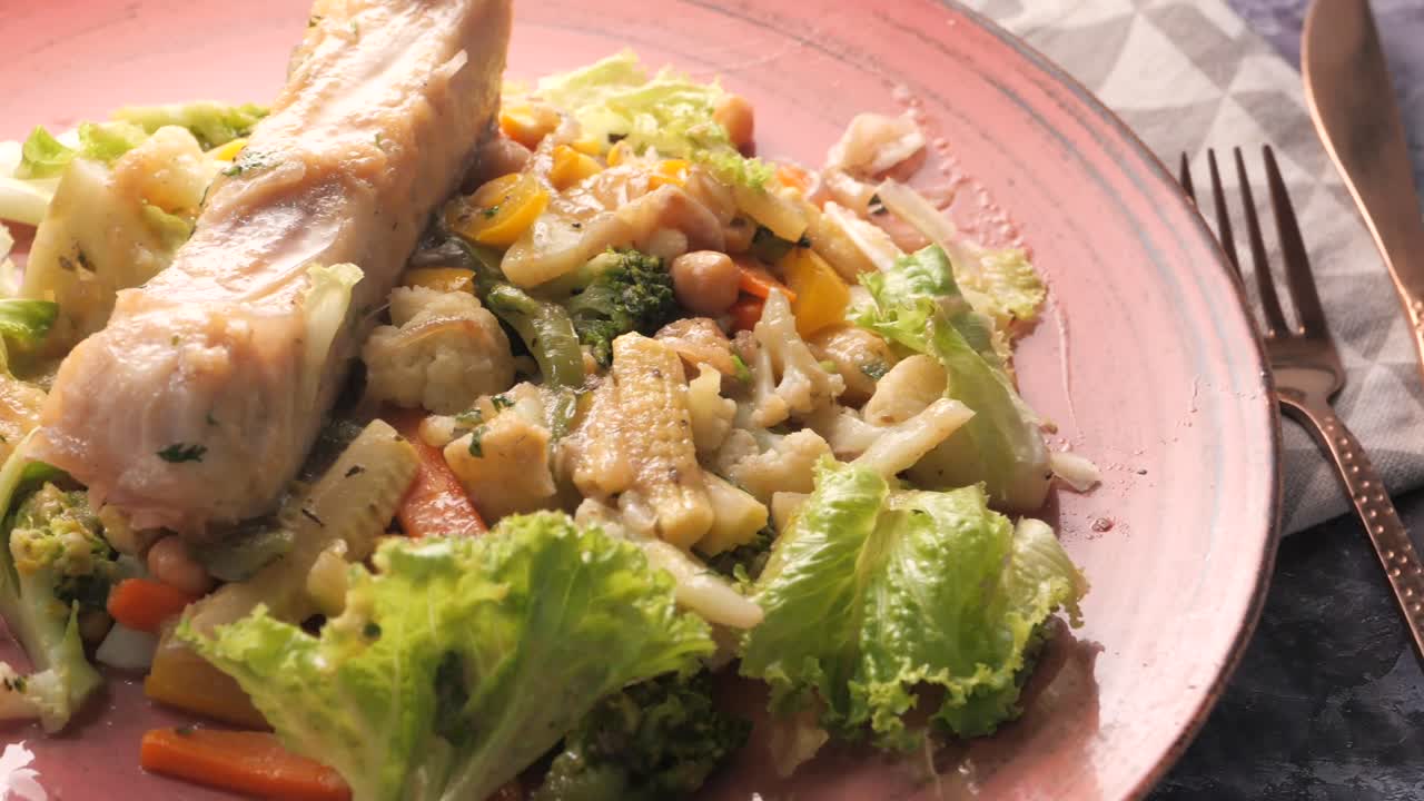 맛있는 고기와 채소 요리