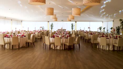 Revelando-Lujosas-Mesas-De-Bodas-En-El-Interior-Con-Flores,-Velas-Y-Candelabros