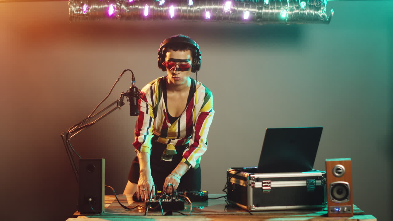 dj intérprete presenta el símbolo que no conozco en el escenario