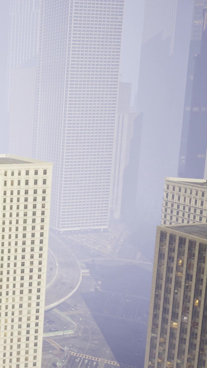 Horizonte urbano con edificios bajo la niebla en la madrugada