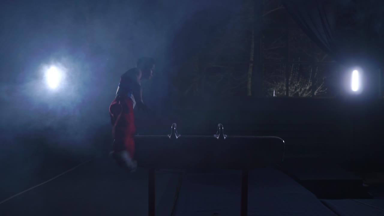 남자 체조 선수 는 올림픽 프로그램 의 운동 을 포멜 말 에  ⁇ 고 슬로우 모션 으로 스핀 과 롤 을 수행 한다