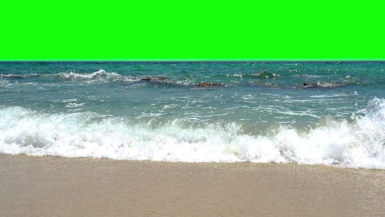 paisaje de video de 4k de olas de mar azul turquesa claras salpicando contra las rocas y la playa de arena bajo la luz del sol de verano con fondos clave de pantalla verde.