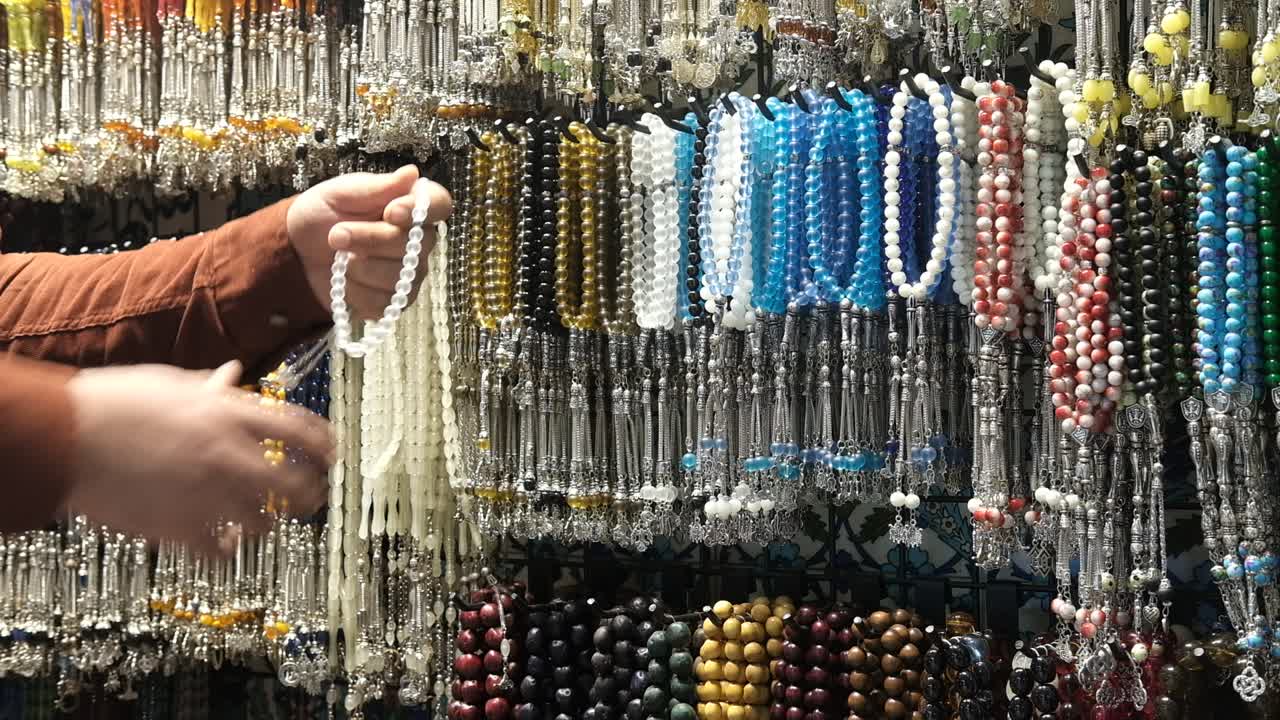 젊은이가 숲을 가로질러