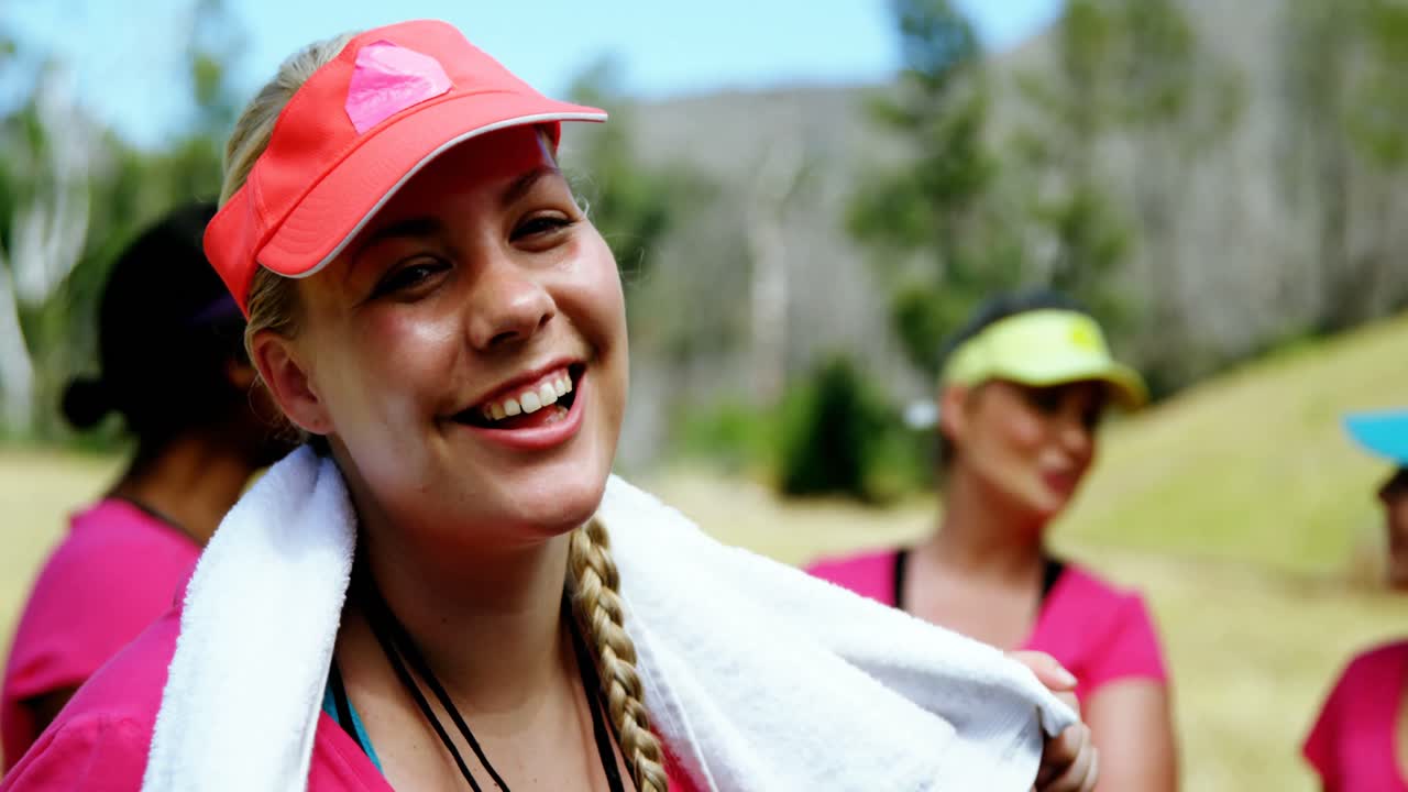 목 에 수건 을  ⁇ 고 서 있는 여성 트레이너 의 초상화