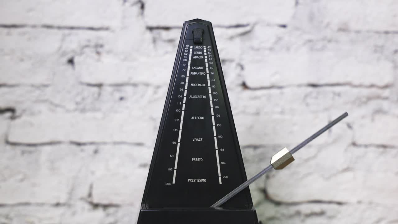 중간 속도 움직임의 들럼을 가진 고대 메트로, 빈티지 목조 클래식 스타일, 음악 장비, 비트, 리 메커니즘, 4k 25fps 비디오 영상