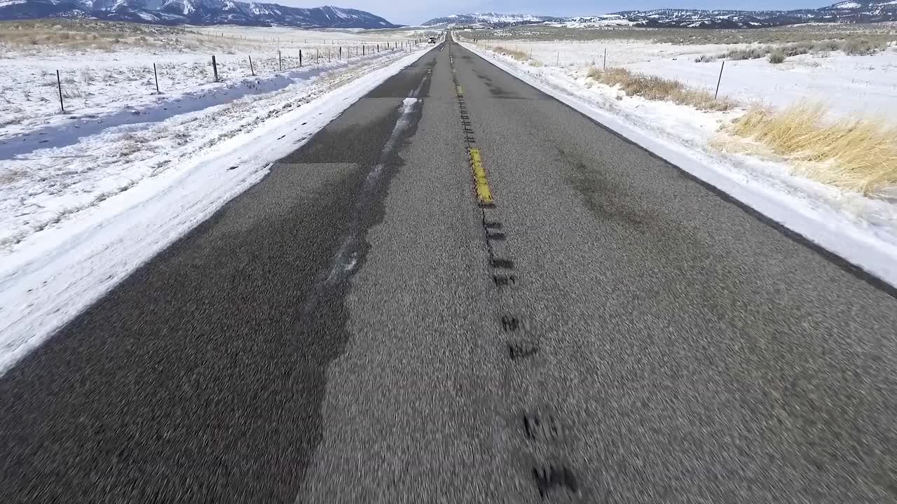 드론은 대칭을 보여주는 도로를 따라갑니다.