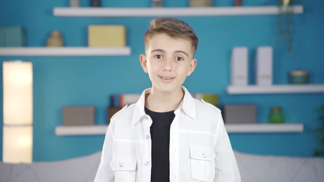 el niño está sorprendido y mirando a la cámara con asombro.