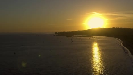 Drone-Volando-Sobre-El-Océano-De-Santa-Bárbara-Viendo-La-Vibrante-Puesta-De-Sol