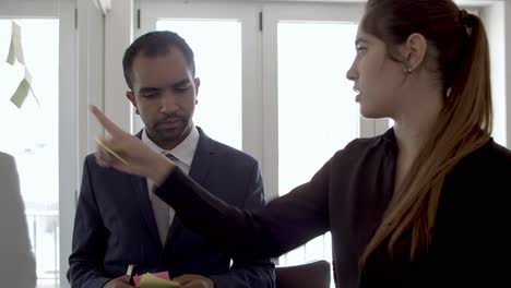 compañeros de oficina trabajando juntos en un proyecto