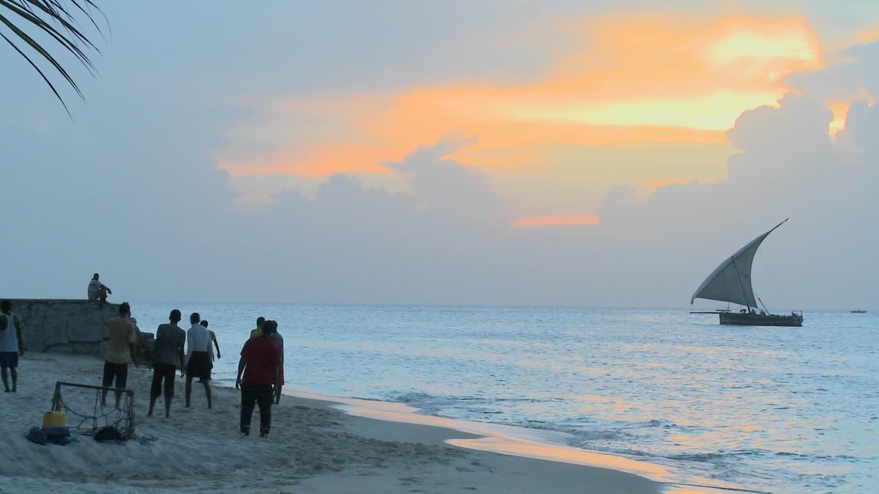 석양에 잔지바르 해안을 항해하는 다우 범선