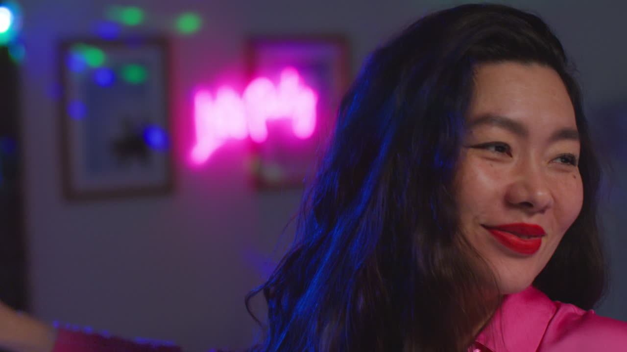 젊은 커플이 집 파티나 클럽에서 함께 춤추고 술을 마시며 즐거움을 나누고 있다.