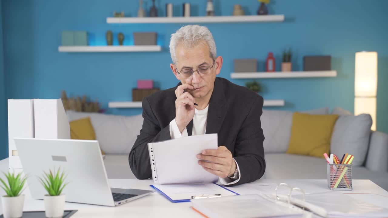 trabajador de oficina en casa examinando, analizando documentos.