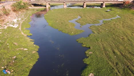 über-Eine-Brücke-über-Den-Abwasserstrom