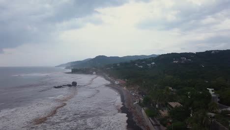 popular lugar de surf, playa el tunco en el salvador, durante un día nublado y nublado - imágenes aéreas - dolly in