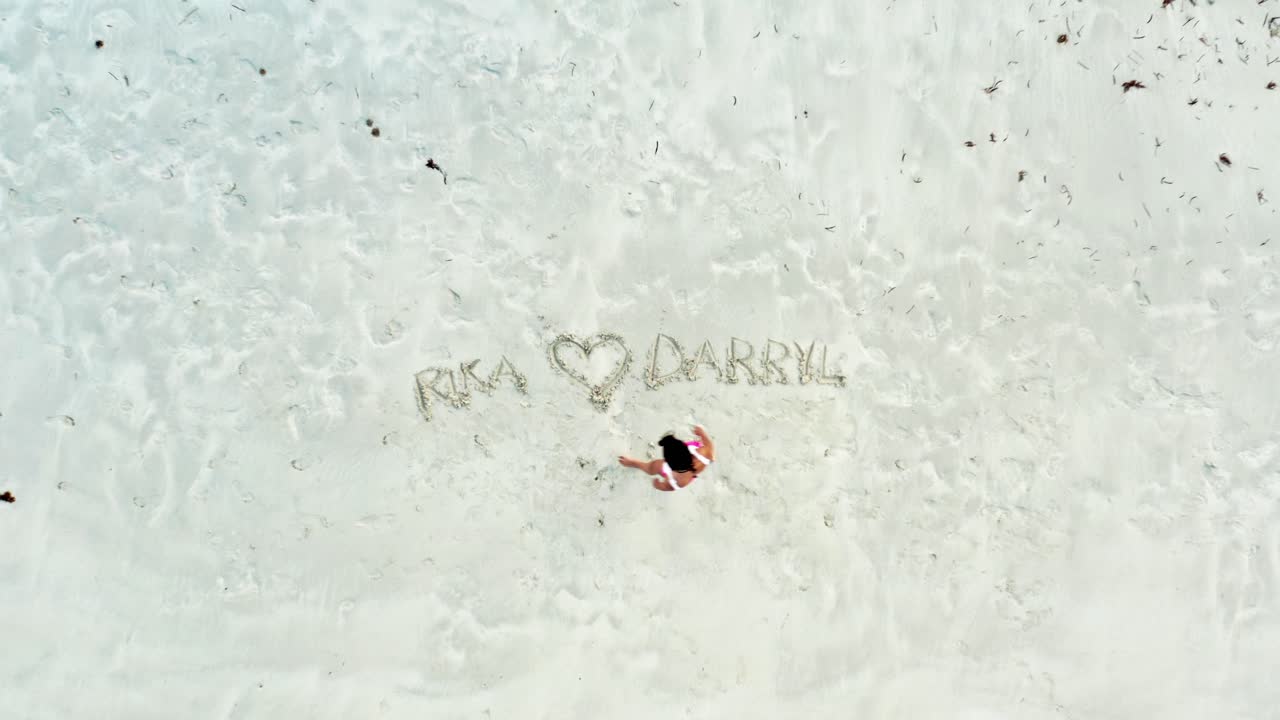 발 4k와 하얀 모래 해변에 사랑 노트를 작성하는 여자의 오름차순보기