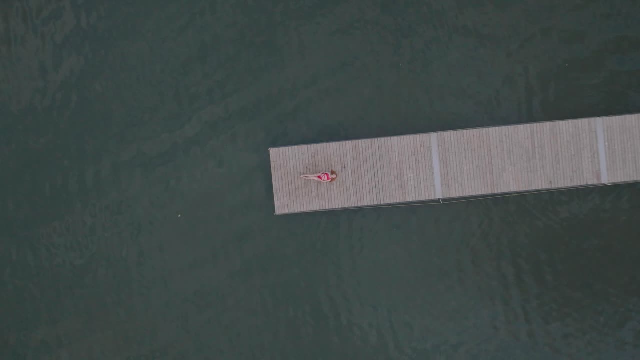 부두에서 여름날을 즐기는 젊은 여성들의 공중 로켓 발사