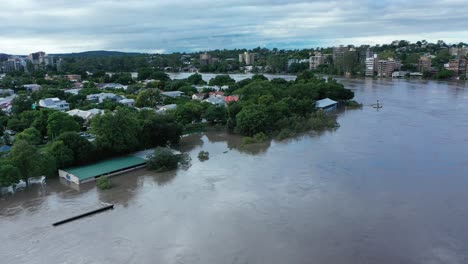 Disparo-Desde-Arriba-Del-Río-Inundado,-Desde-Cerca-Del-Extremo-Oeste