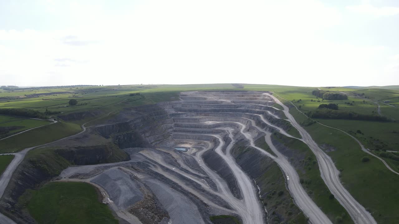 vuelo aéreo de drones de las fábricas de cemento breedon hope en el parque nacional del distrito peak de derbyshire