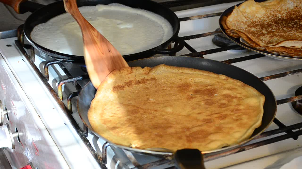 Processo di preparazione dei pancake. Cottura dei pancake
