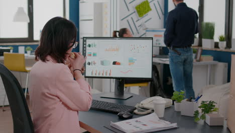 los estantes se centran en los empresarios que trabajan en las estadísticas financieras que tienen un descanso para comer